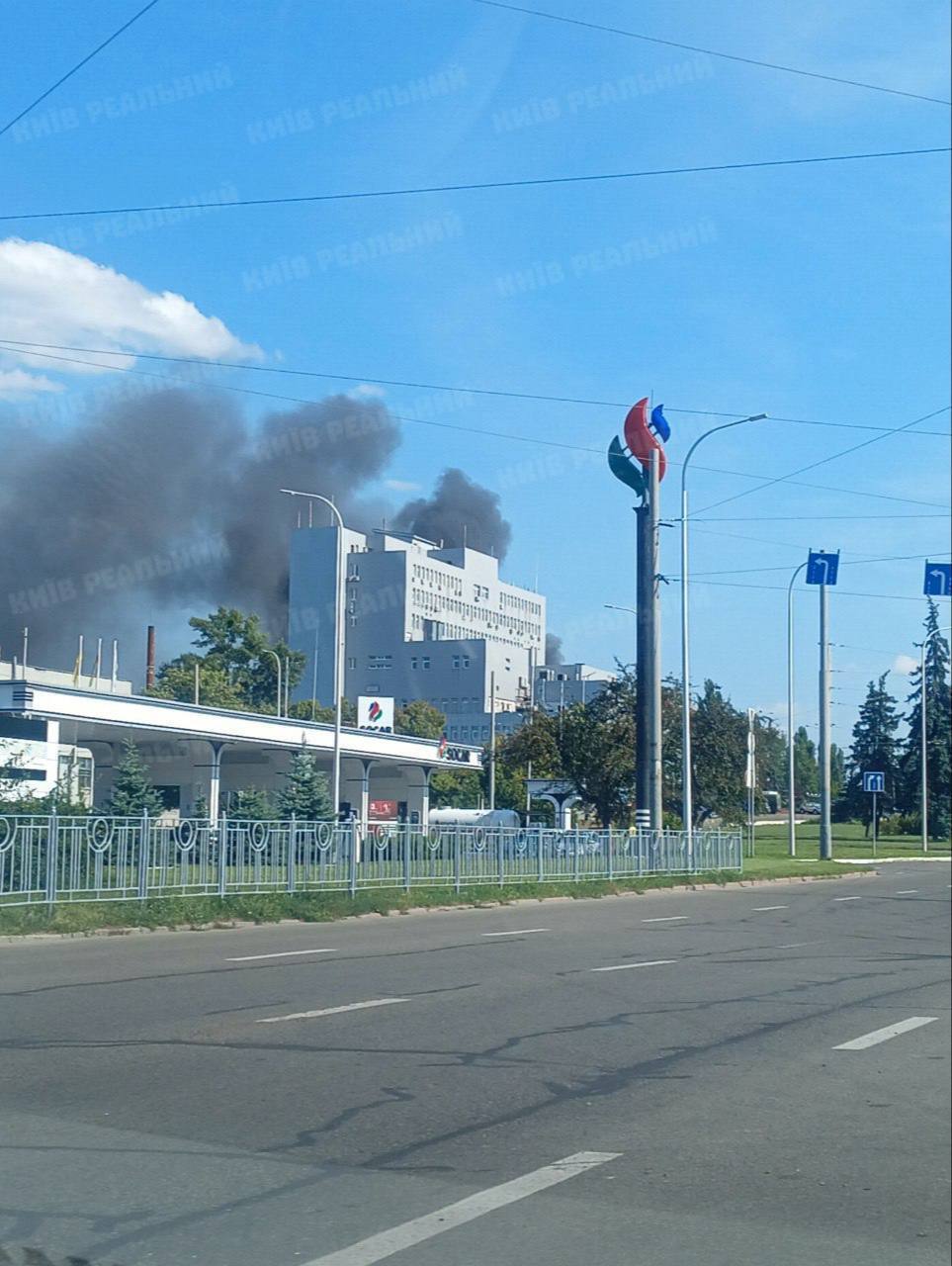 У Києві на Борщагівці сталась пожежа: помітно чорний стовп диму. Подробиці і фото