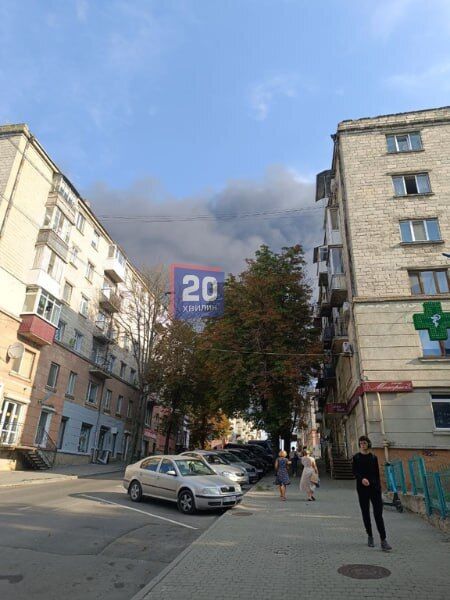 Окупанти  вдарили по промисловому об'єкту Тернополя: сталась пожежа, місто затянуло димом. Фото і відео