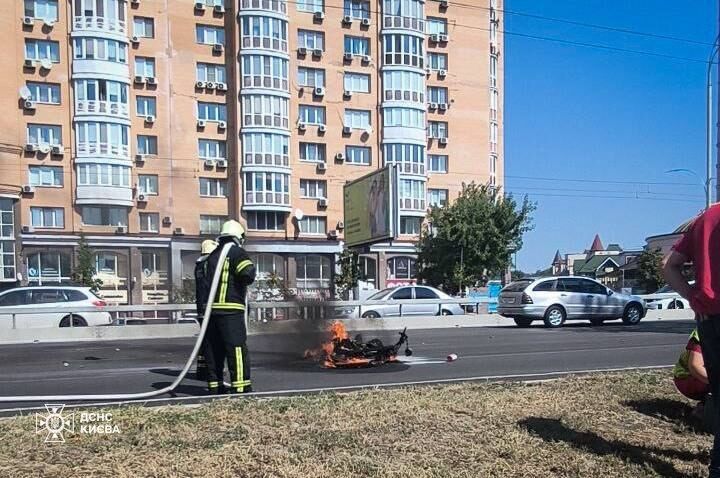 В Киеве на Оболони в результате столкновения с легковушкой загорелся мотоцикл: есть пострадавшие. Фото и видео