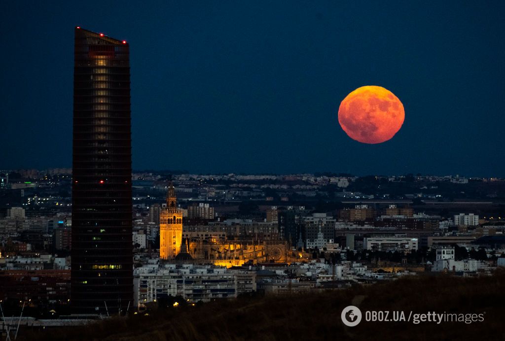 Блакитний супермісяць вразив світ: фото та відео яскравої астрономічної події 
