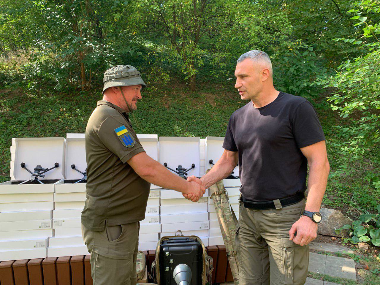 Виталий Кличко передал военным новую партию помощи.