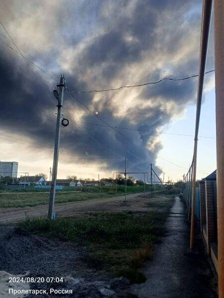 Небо чорне від диму: у Ростовській області третю добу триває пожежа на нафтобазі після атаки дронів. Фото і відео