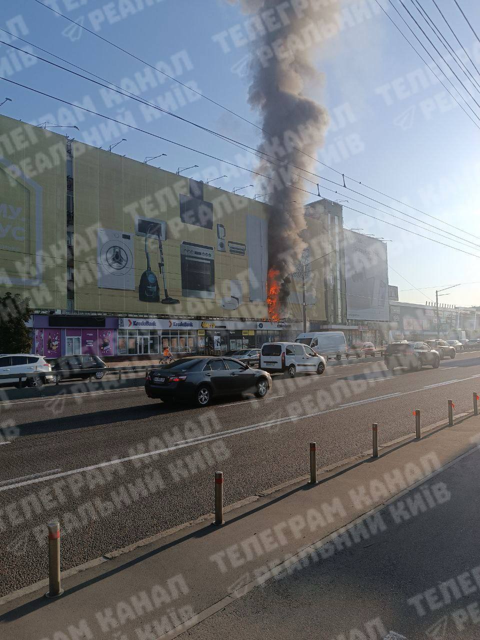 У Києві на Почайні загорілась офісна будівля поблизу ТЦ "Городок". Усі подробиці, фото і відео