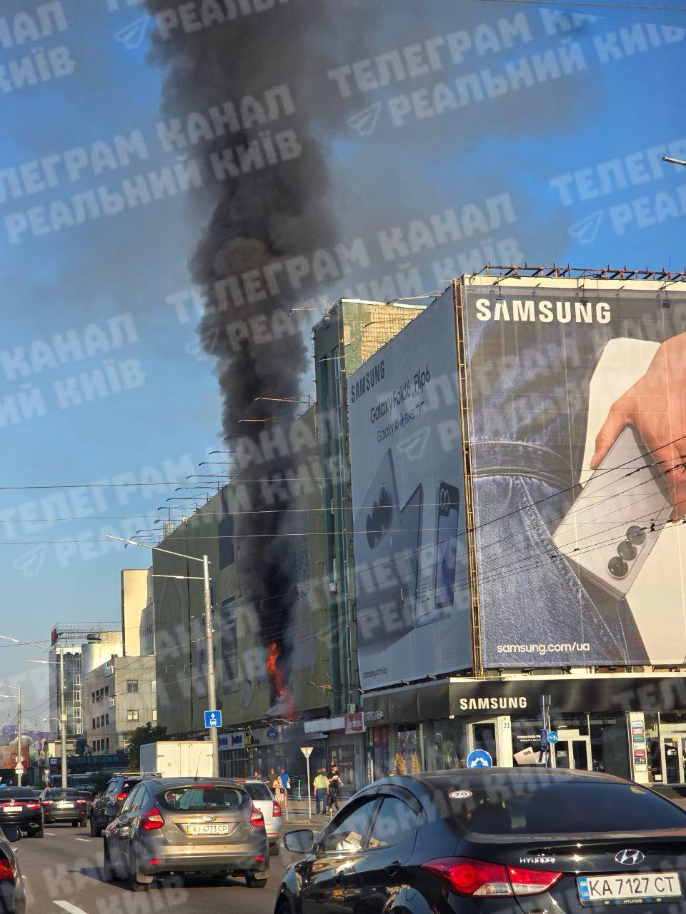 В Киеве на Почайне загорелось офисное здание вблизи ТЦ "Городок". Все подробности, фото и видео