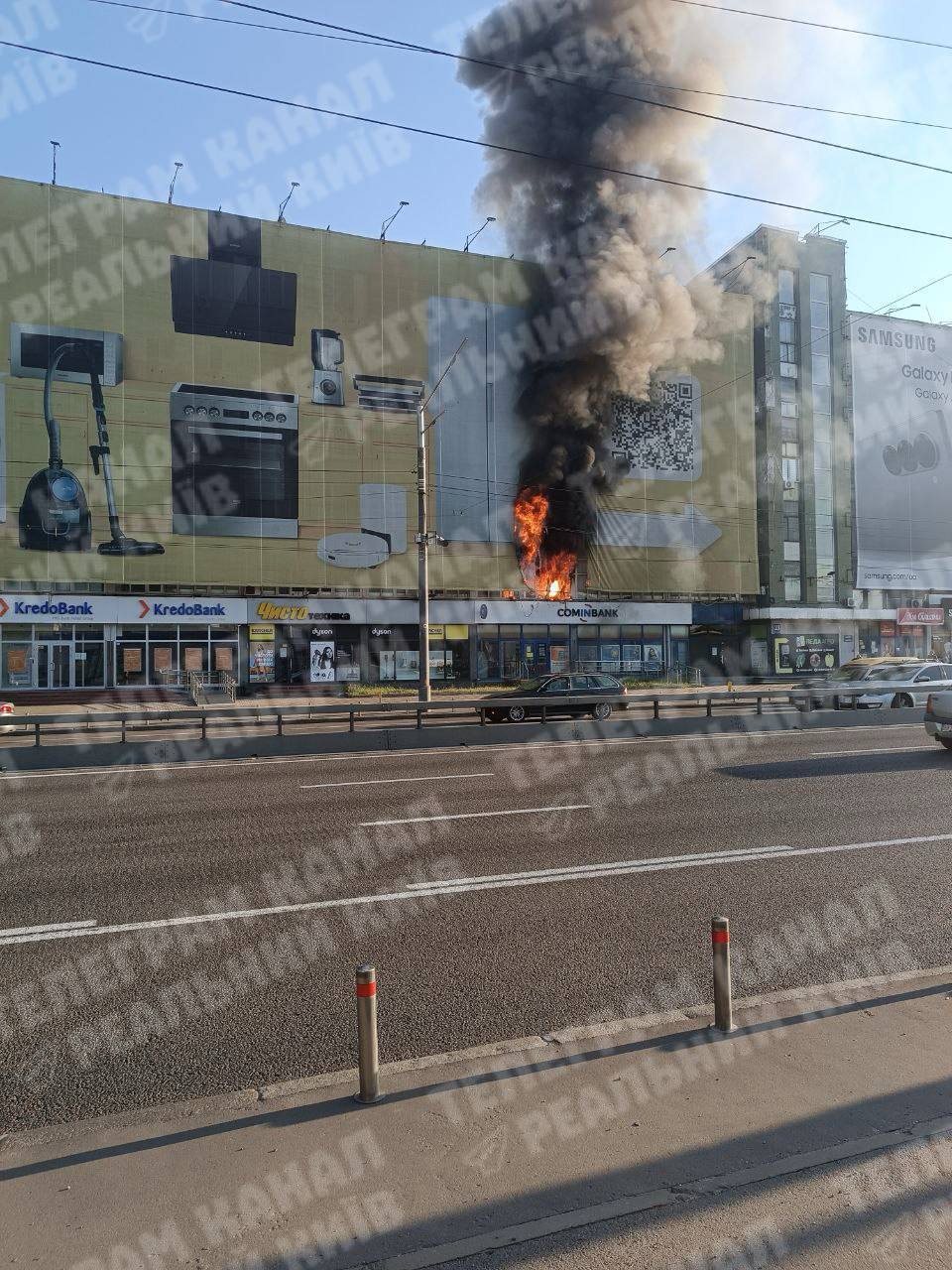 У Києві на Почайні загорілась офісна будівля поблизу ТЦ "Городок". Усі подробиці, фото і відео