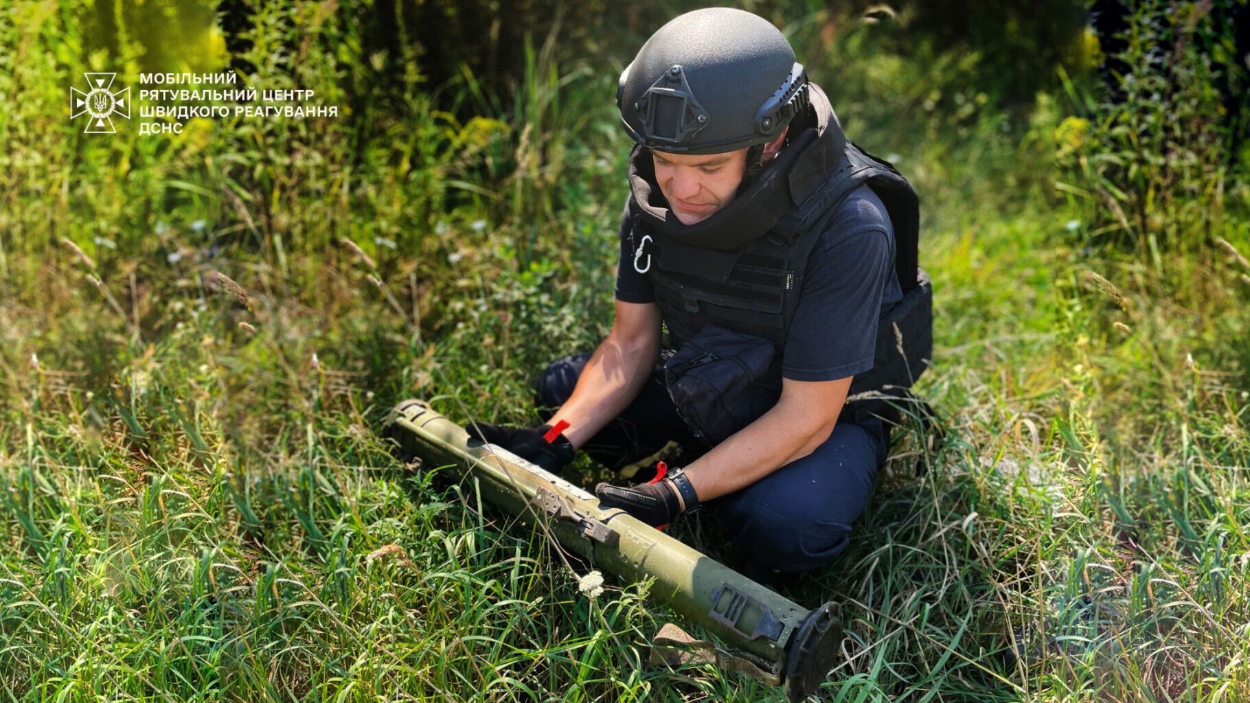 На Київщині чоловік знайшов на своїй ділянці в чагарниках російський протитанковий гранатомет. Фото