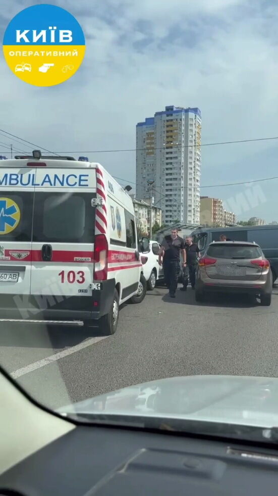 В Киеве на проспекте Гузара произошло тройное ДТП: возникла пробка, на месте работают врачи. Фото и видео