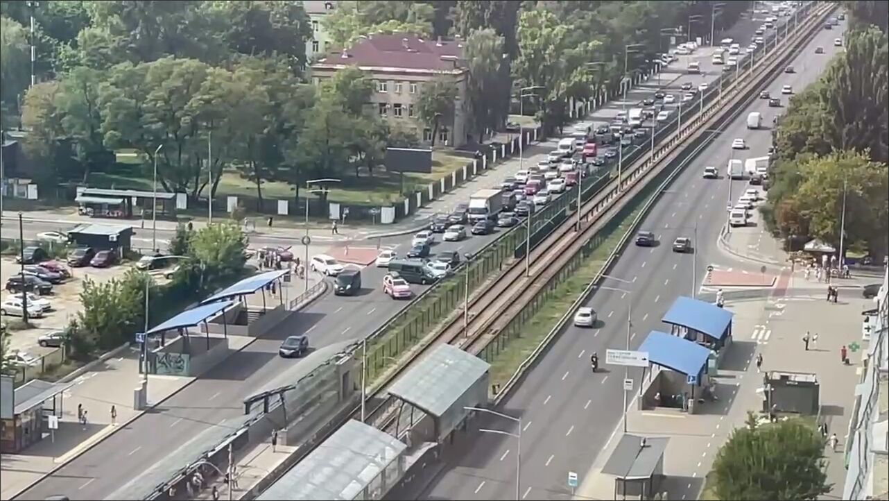 В Киеве на проспекте Гузара произошло тройное ДТП: возникла пробка, на месте работают врачи. Фото и видео