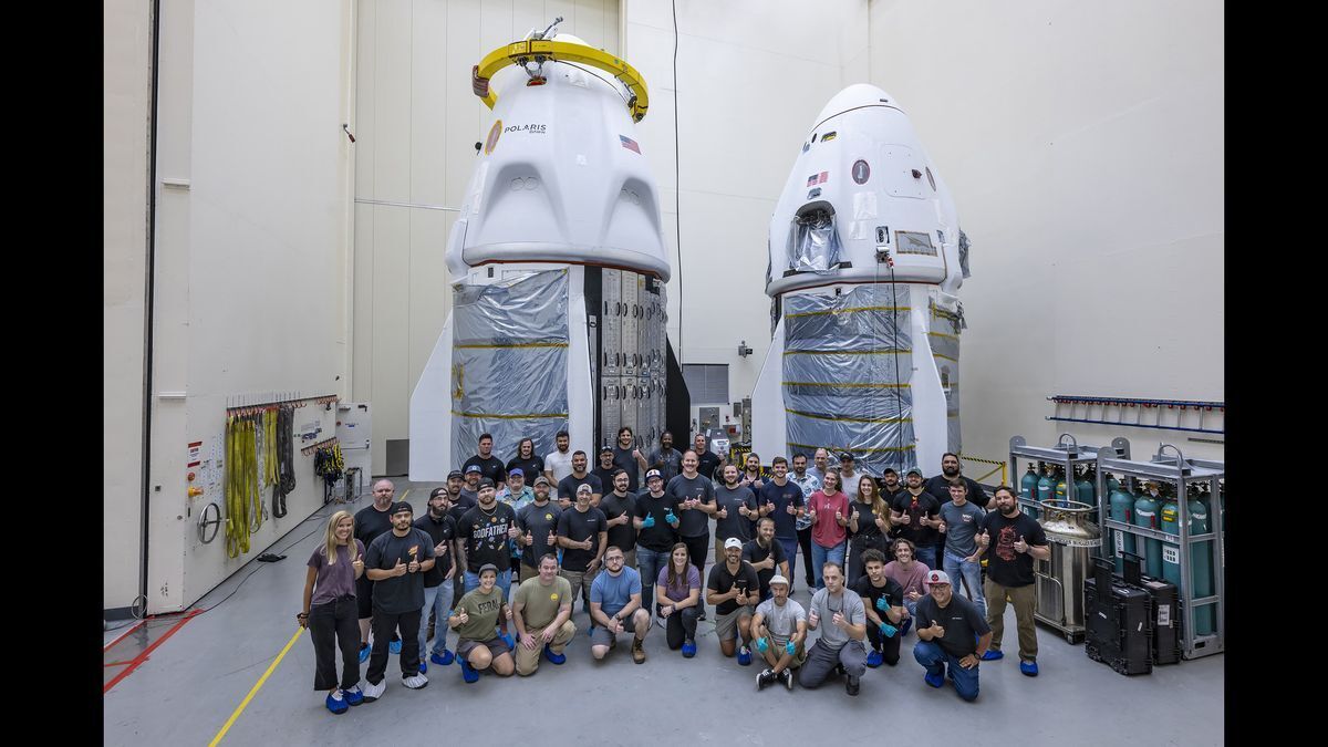 SpaceX показала капсулы Crew Dragon для исторического полета вокруг Земли с частным выходом в открытый космос. Фото