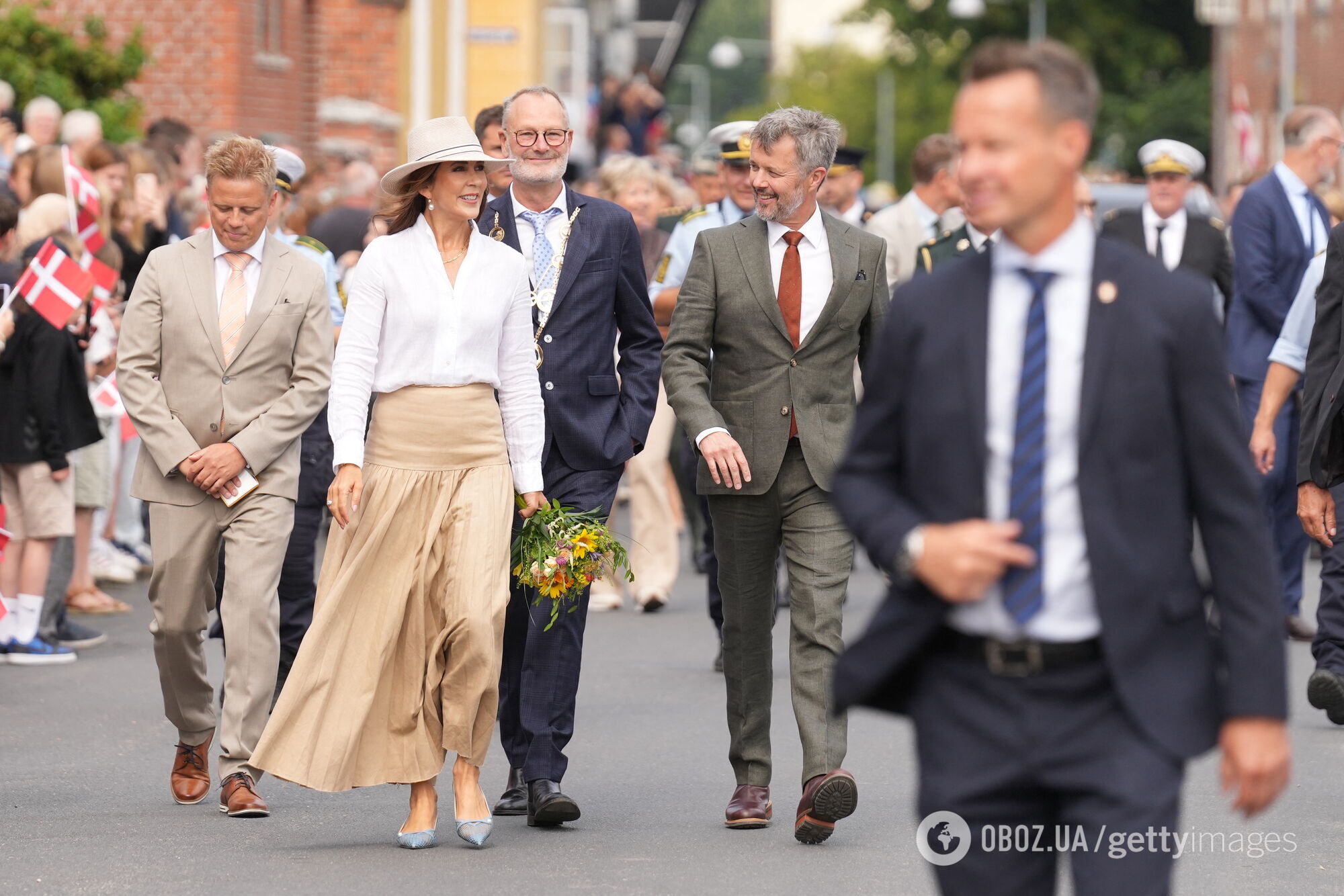 Королева Дании надела самую модную юбку сезона, идеально подходящую для жаркой погоды. Фото