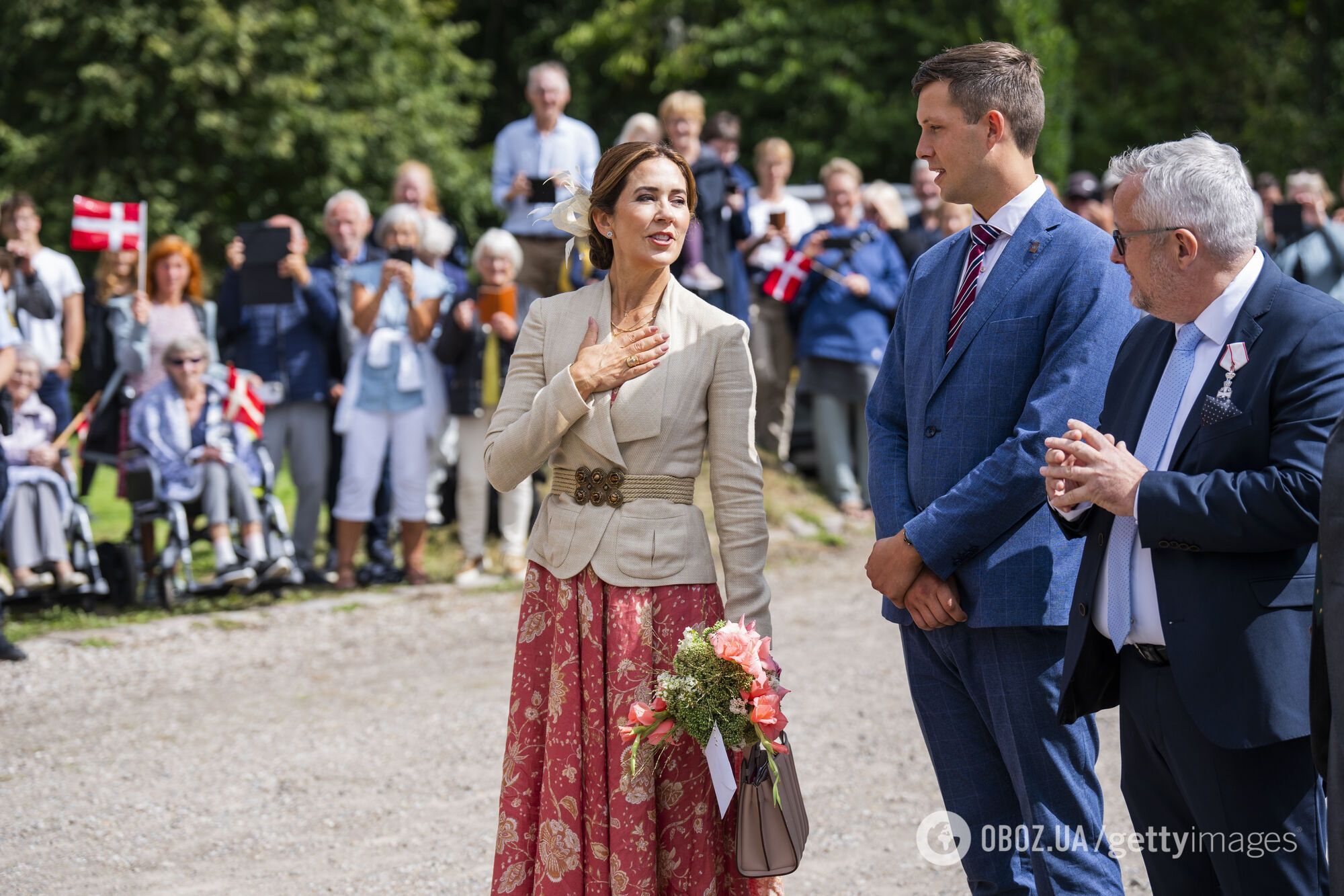 Королева Дании надела самую модную юбку сезона, идеально подходящую для жаркой погоды. Фото