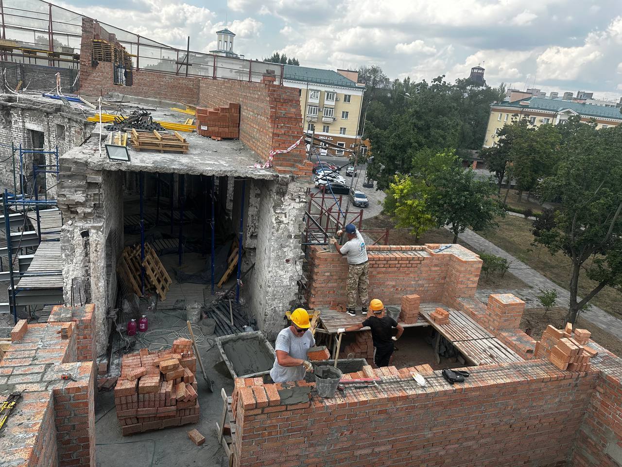 Окупанти зводять нову будівлю на місці театру в Маріуполі, де загинули діти: там збираються грати російські вистави. Фото