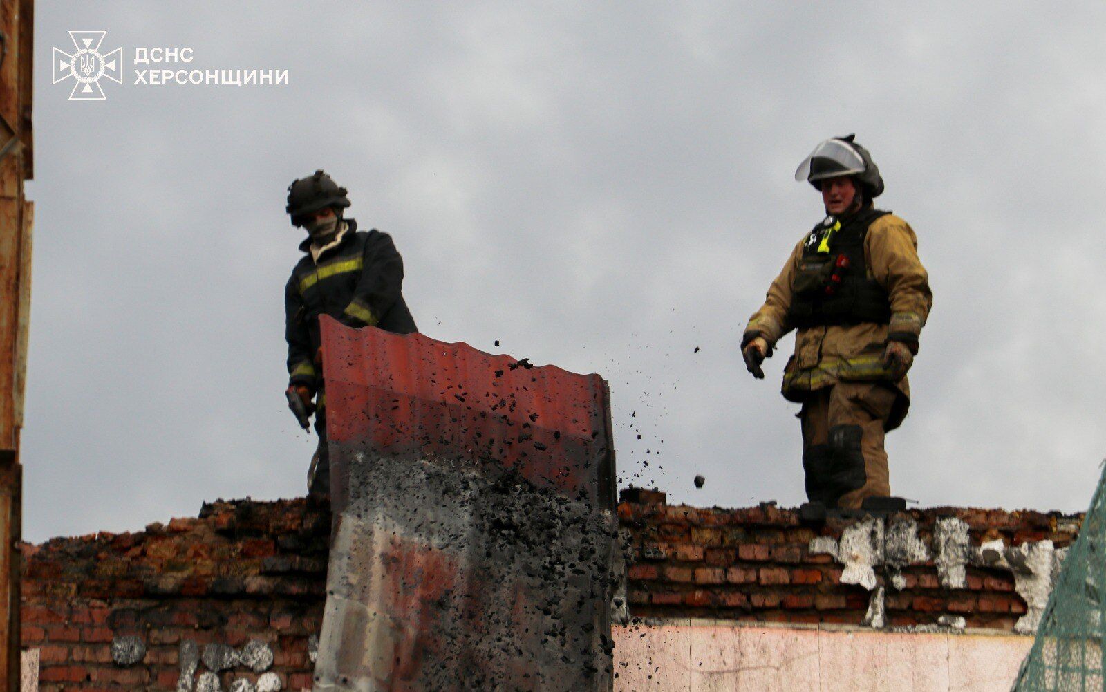 Окупанти вдарили по Херсону та області: загинула жінка, є поранені