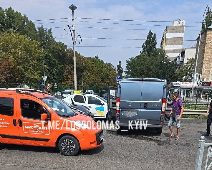 У Києві на проспекті Гузара сталась потрійна ДТП: виник затор, на місці працюють лікарі. Фото і відео