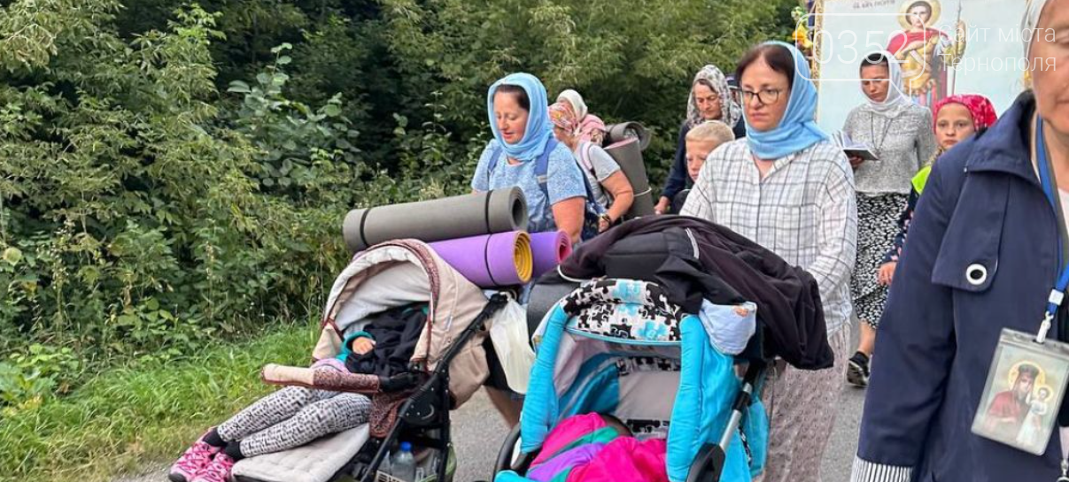 Паломники УПЦ МП, несмотря на запрет ОВА, устроили шествие в Почаевскую лавру. Фото и видео