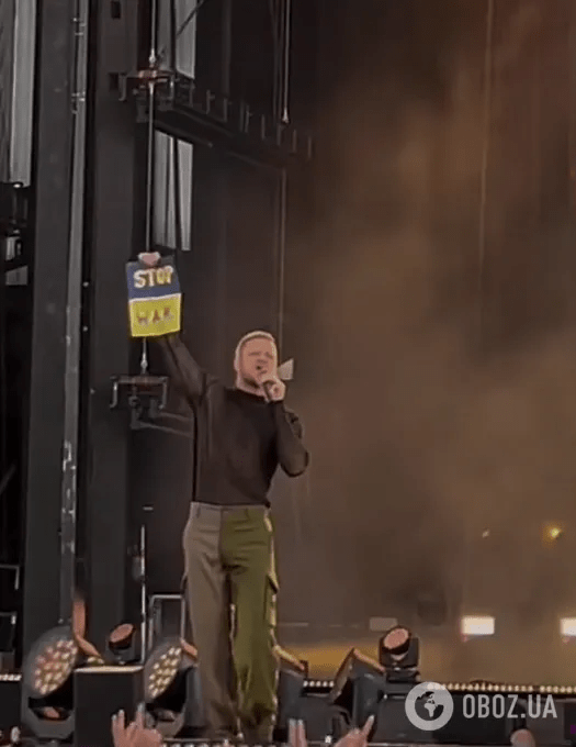 Фронтмен группы Imagine Dragons поднял флаг Украины на концерте в Чикаго. Видео стало вирусным