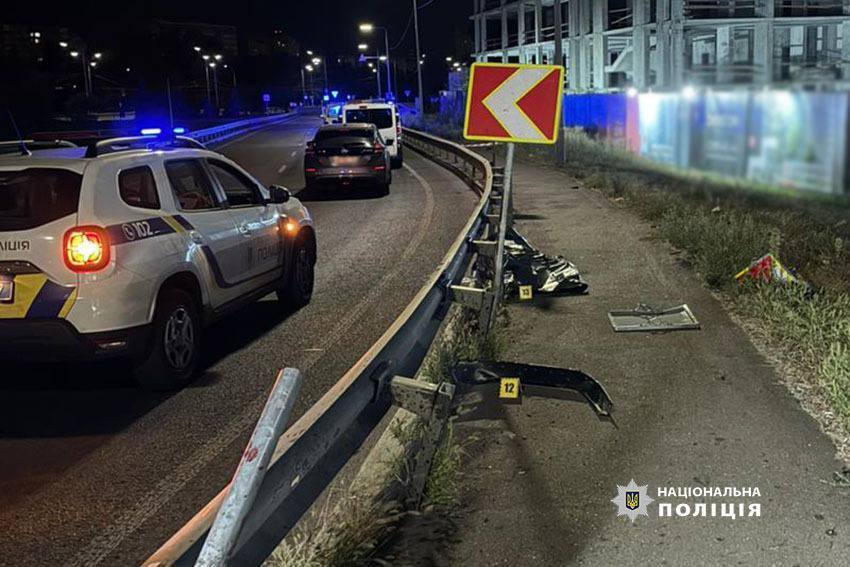 В Киеве элитный внедорожник протаранил отбойник: пассажир вылетел в окно и погиб. Подробности ДТП и фото