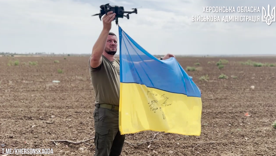 "Не теряйте веру": над оккупированной Херсонщиной взвились более двух десятков украинских флагов. Видео