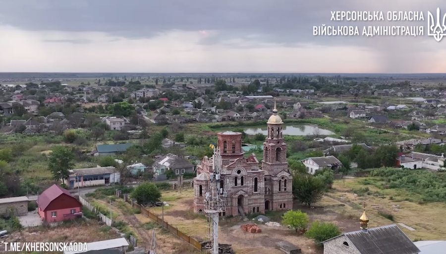 "Не теряйте веру": над оккупированной Херсонщиной взвились более двух десятков украинских флагов. Видео