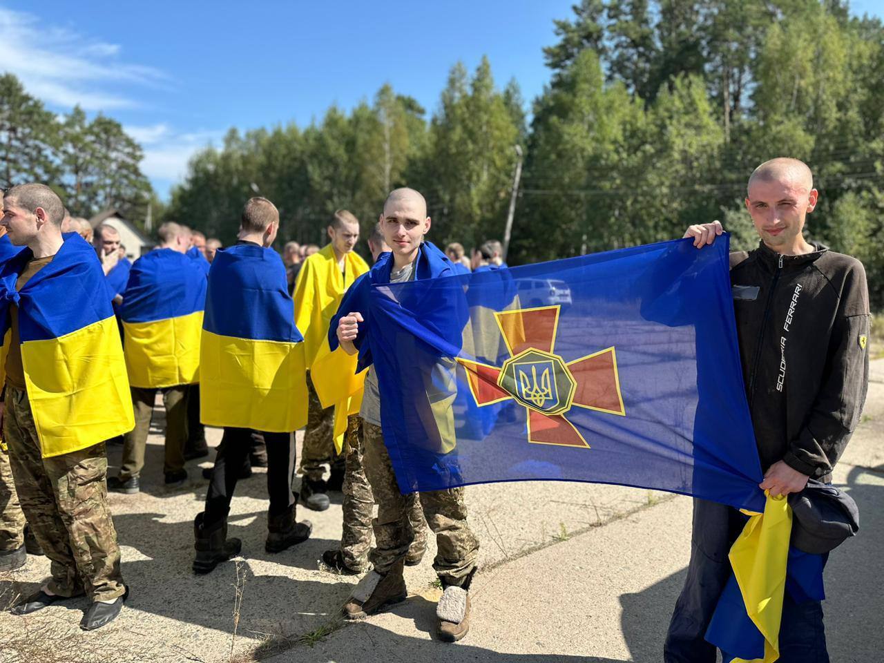 "Ми пам’ятаємо про кожного й кожну": Зеленський заявив, що Україні вдалося повернути з полону РФ ще 115 Героїв. Фото