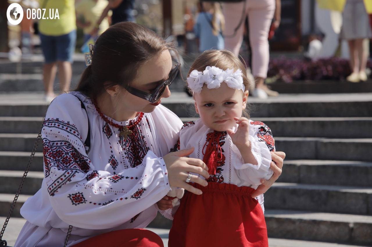 Українські стяги, вишиванки і вшанування Героїв: як Київ відсвяткував День Незалежності України. Фоторепортаж