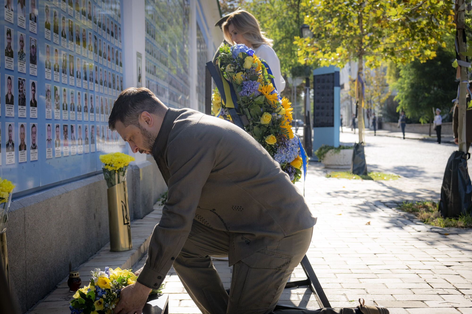 "Ми завжди пам’ятатимемо своїх Героїв": Зеленський у День Незалежності вшанував загиблих воїнів. Відео