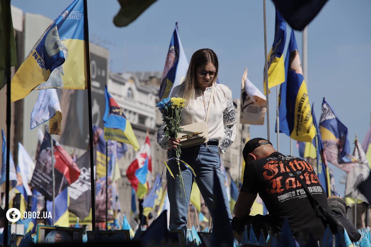 Cờ Ukraine, tranh thêu và tưởng niệm các Anh hùng: Kyiv kỷ niệm Ngày Độc lập của Ukraine như thế nào. Báo cáo ảnh