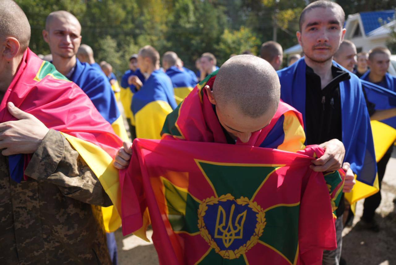 "Мы помним о каждом и каждой": Зеленский заявил, что Украине удалось вернуть из плена РФ еще 115 Героев. Фото