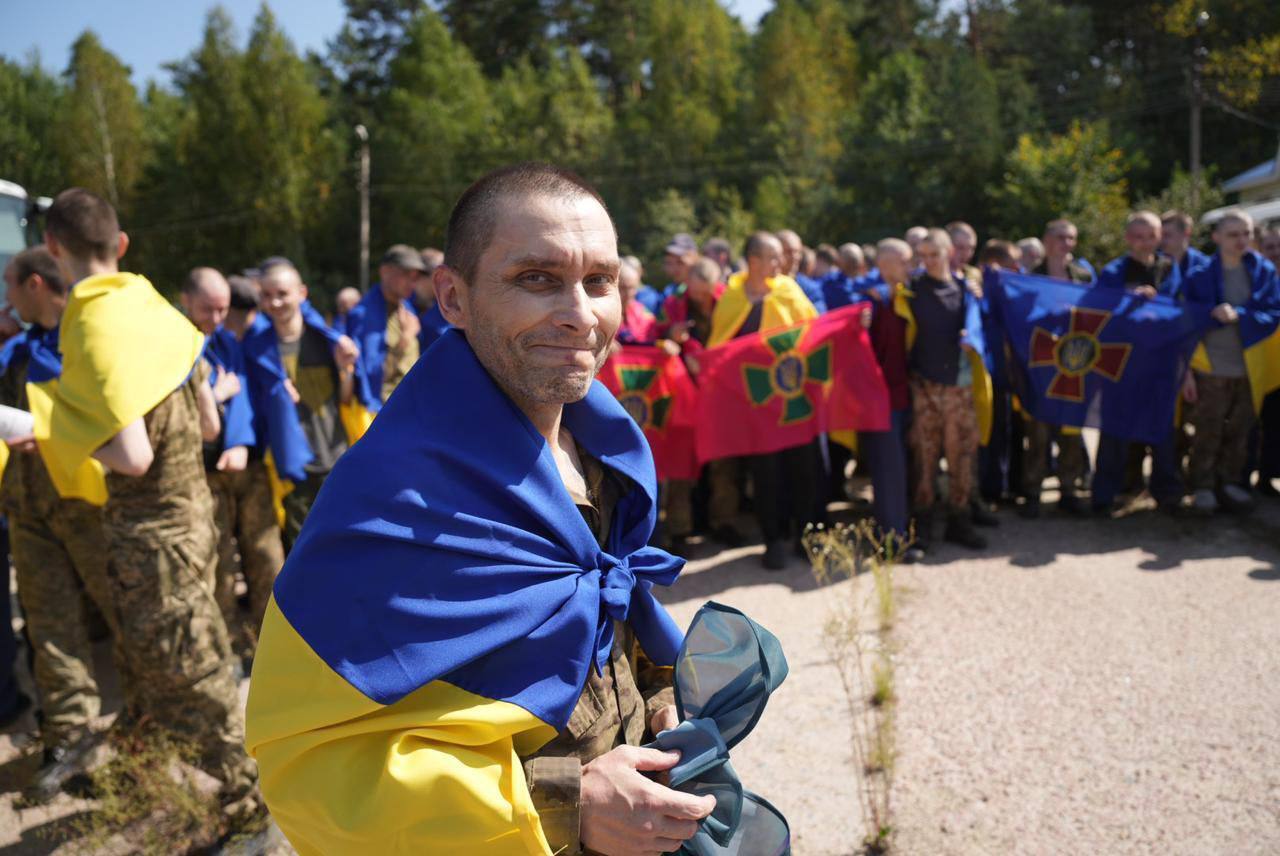 "Ми пам’ятаємо про кожного й кожну": Зеленський заявив, що Україні вдалося повернути з полону РФ ще 115 Героїв. Фото