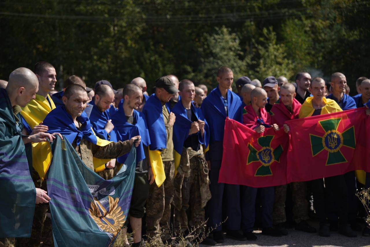 "Ми пам’ятаємо про кожного й кожну": Зеленський заявив, що Україні вдалося повернути з полону РФ ще 115 Героїв. Фото