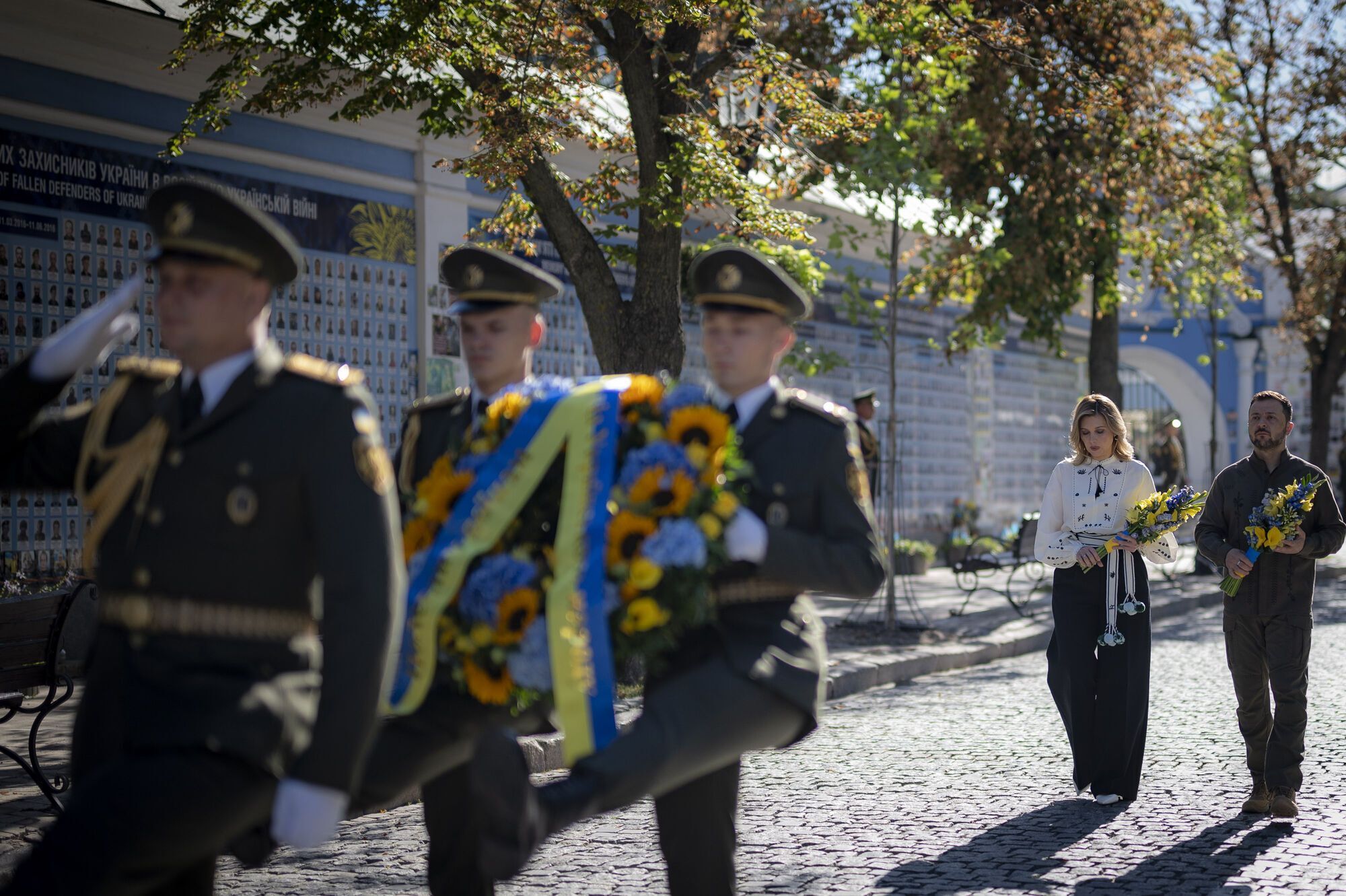 "Ми завжди пам’ятатимемо своїх Героїв": Зеленський у День Незалежності вшанував загиблих воїнів. Відео