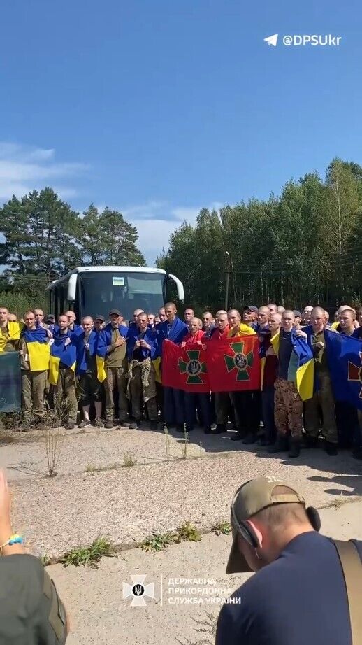 В Украину вернули пограничников, находившихся в российском плену с 24 февраля 2022 года. Видео