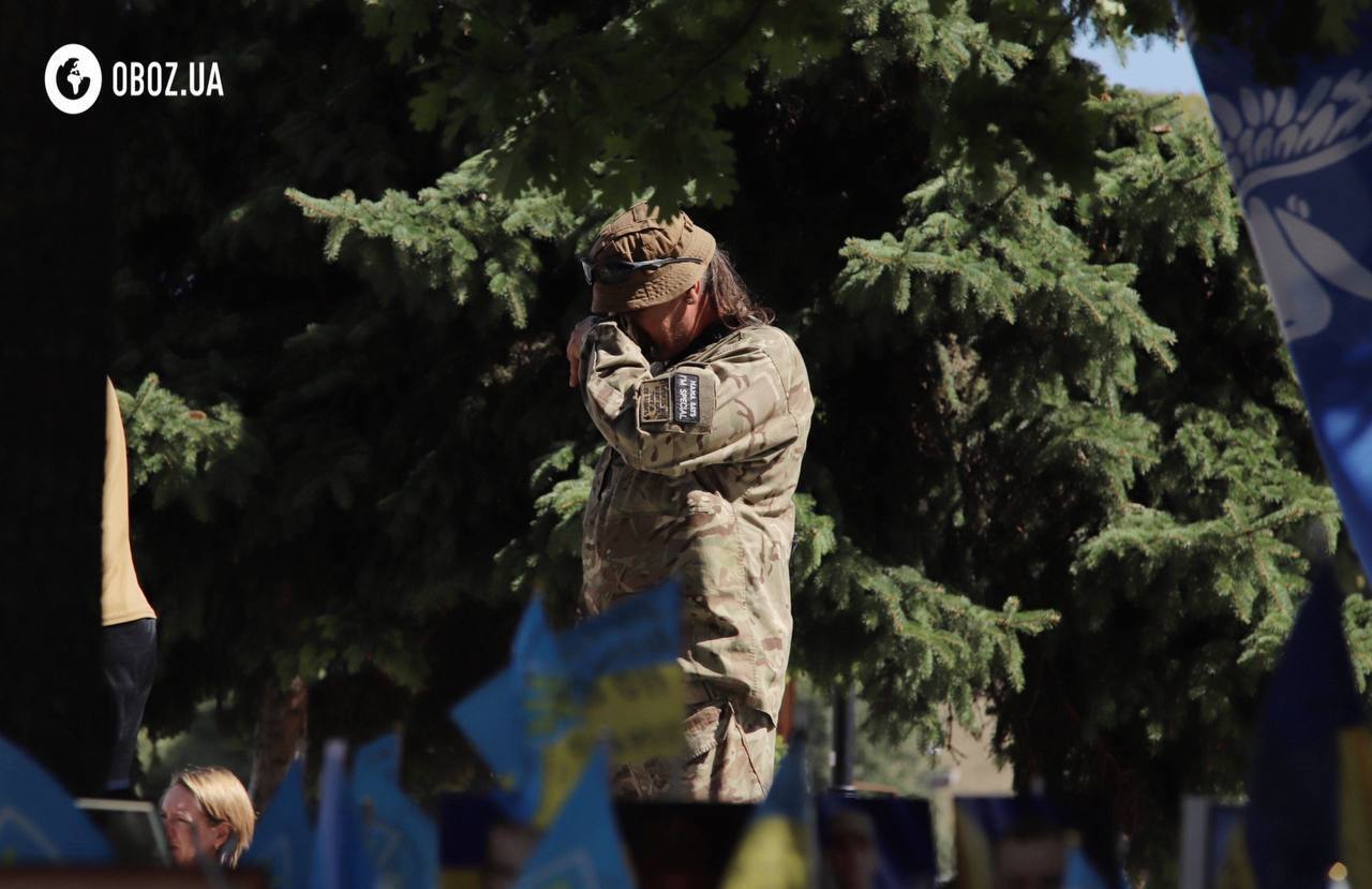 Cờ Ukraine, tranh thêu và tưởng niệm các Anh hùng: Kyiv kỷ niệm Ngày Độc lập của Ukraine như thế nào. Báo cáo ảnh