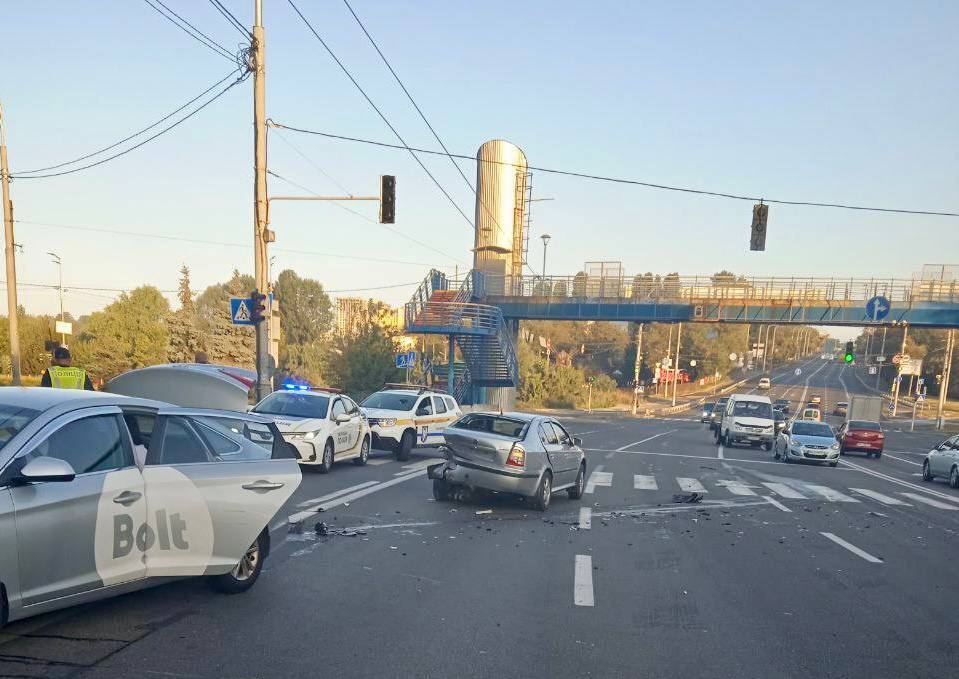 В Киеве такси попало в ДТП по проспекту Лобановского: есть пострадавшие. Фото