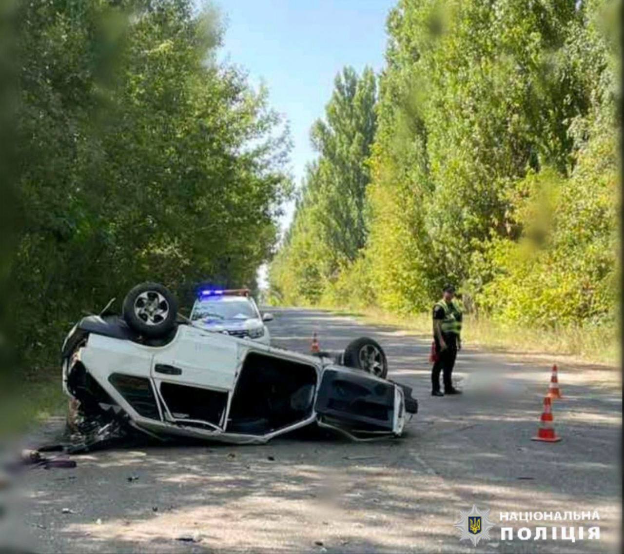 На Київщині перекинувся легковик, є загиблий. Фото і подробиці ДТП