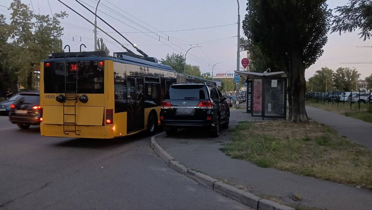 Залишив позашляховик прямо на зупинці: у Києві на Оболоні помітили чергового  "героя паркування". Фото