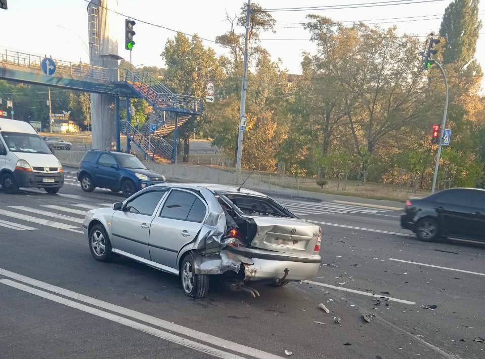 В Киеве такси попало в ДТП по проспекту Лобановского: есть пострадавшие. Фото