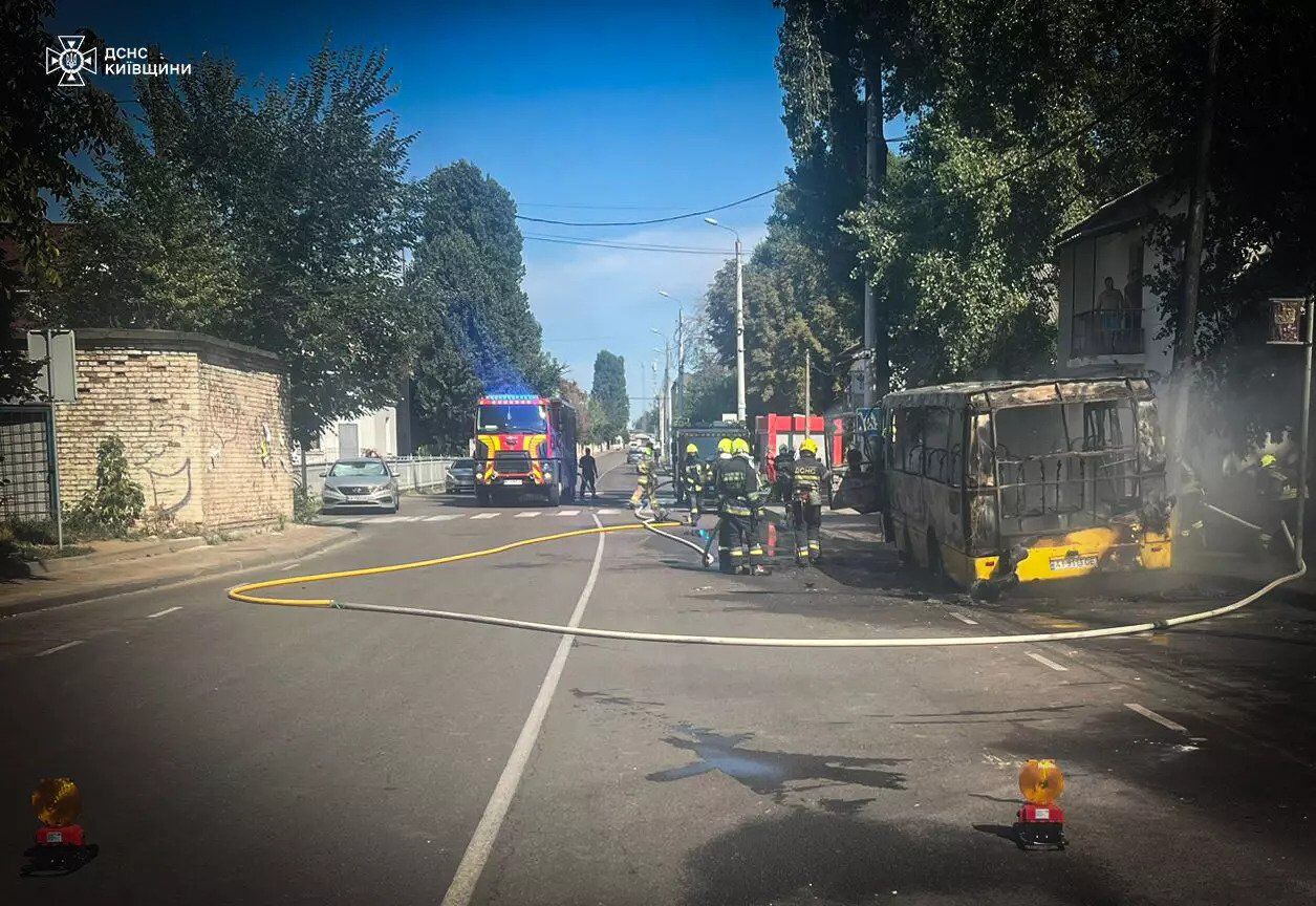 Під Києвом під час рейсу загорівся маршрутний автобус. Подробиці НП і фото