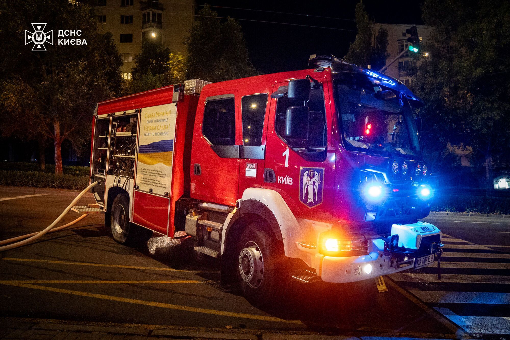 В Киеве на Печерске произошел пожар в доме: спасатели эвакуировали 20 человек. Подробности и фото