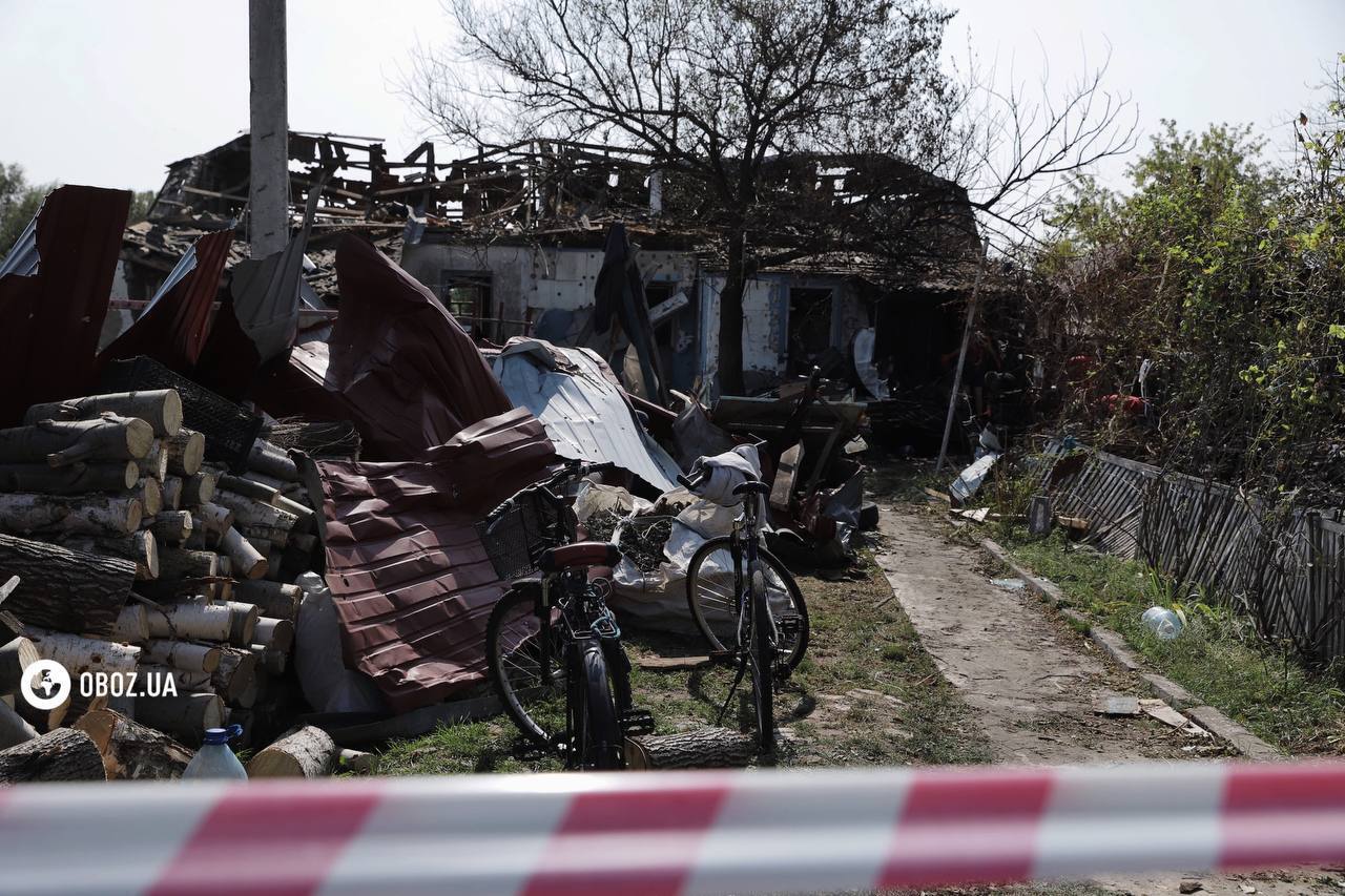 Господар 5 хвилин як поїхав з дому: на Київщині місцеві прибирають подвір'я після падіння дрона. Ексклюзивний фоторепортаж