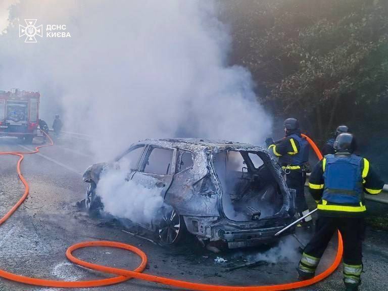 Виникла пожежа, є постраждалий: Кличко повідомив про падіння уламків збитого дрона в Києві. Фото