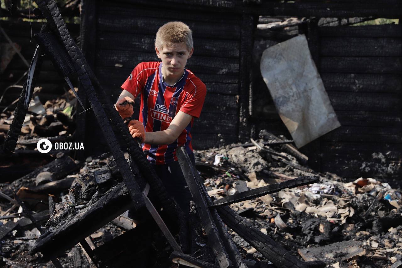 Господар 5 хвилин як поїхав з дому: на Київщині місцеві прибирають подвір'я після падіння дрона. Ексклюзивний фоторепортаж