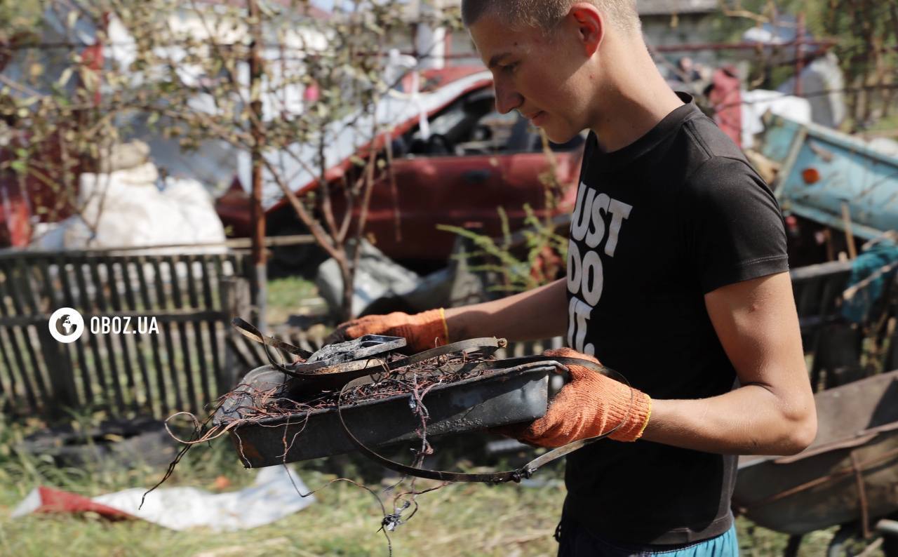 Господар 5 хвилин як поїхав з дому: на Київщині місцеві прибирають подвір'я після падіння дрона. Ексклюзивний фоторепортаж