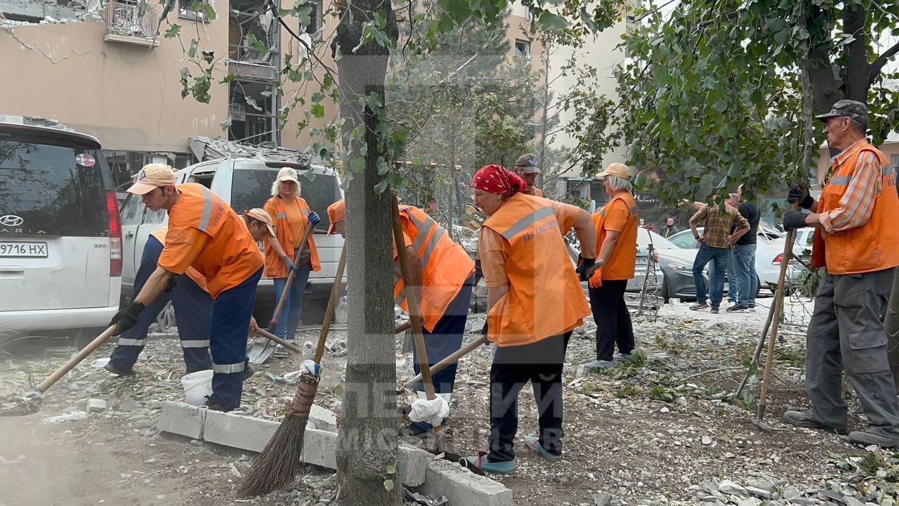 Под завалами еще могут находиться люди: появились новые кадры с места удара РФ по гостинице в Кривом Роге