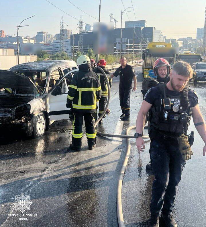 В Киеве во время движения загорелась легковушка. Подробности, фото и видео