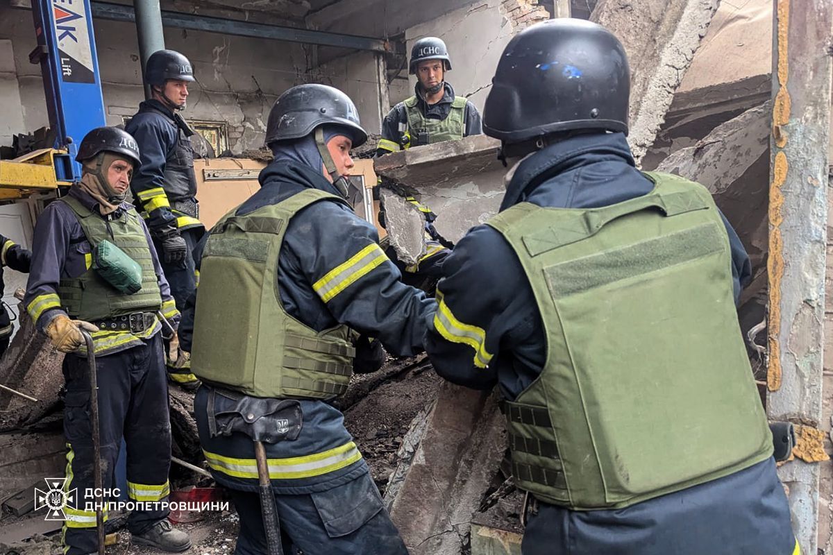 Оккупанты ударили по Кривому Рогу в день траура: произошел пожар, есть пострадавшие. Фото