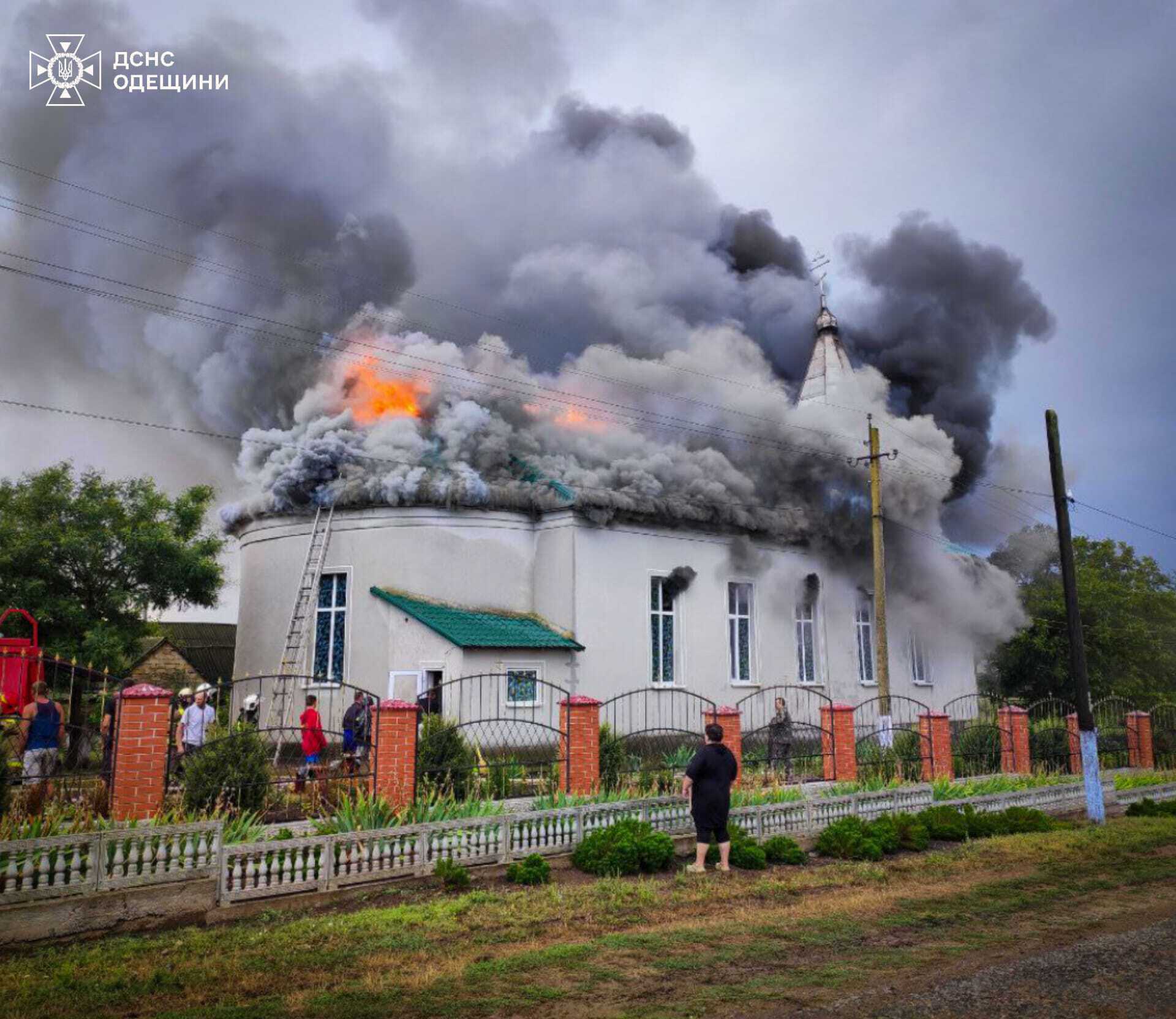 На Одещині блискавка влучила у церкву: розгорілася пожежа. Фото і відео