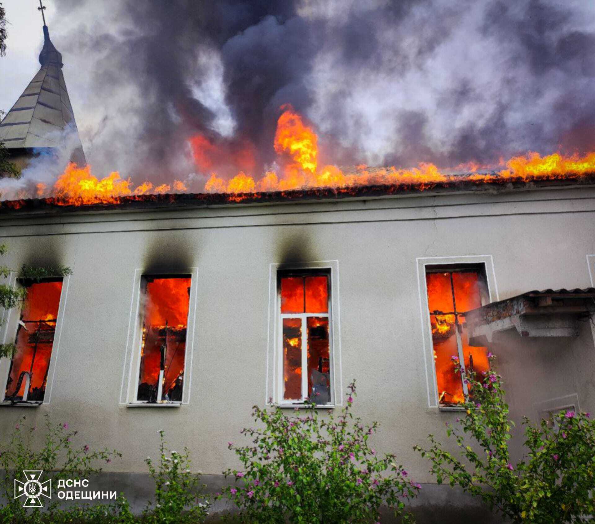 На Одещині блискавка влучила у церкву: розгорілася пожежа. Фото і відео