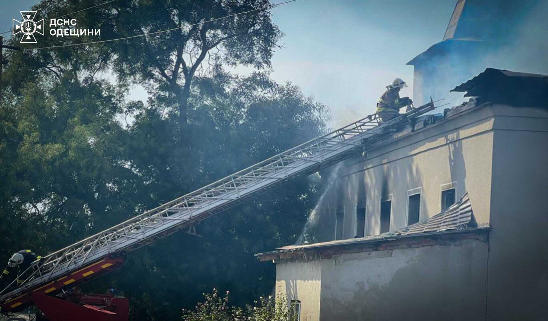 На Одещині блискавка влучила у церкву: розгорілася пожежа. Фото і відео