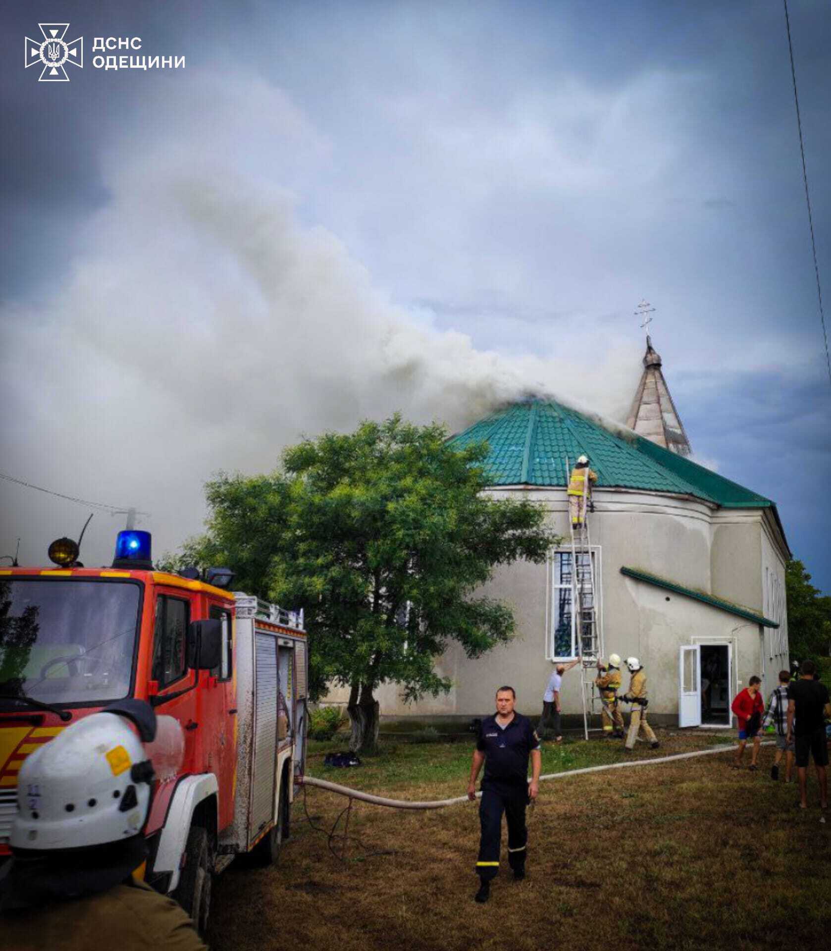 На Одещині блискавка влучила у церкву: розгорілася пожежа. Фото і відео